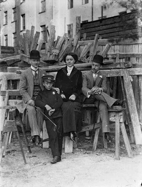 Rodzeństwo Ignacy, Władysław i Helena Rabęccy oraz być może inżynier kierujący budową, ul.  Stalowa 8, 1912 r.
